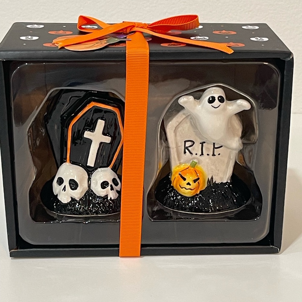 Blue Sky Clayworks Tombstone RIP Ghosts Salt Pepper Shaker Set Halloween Novelty